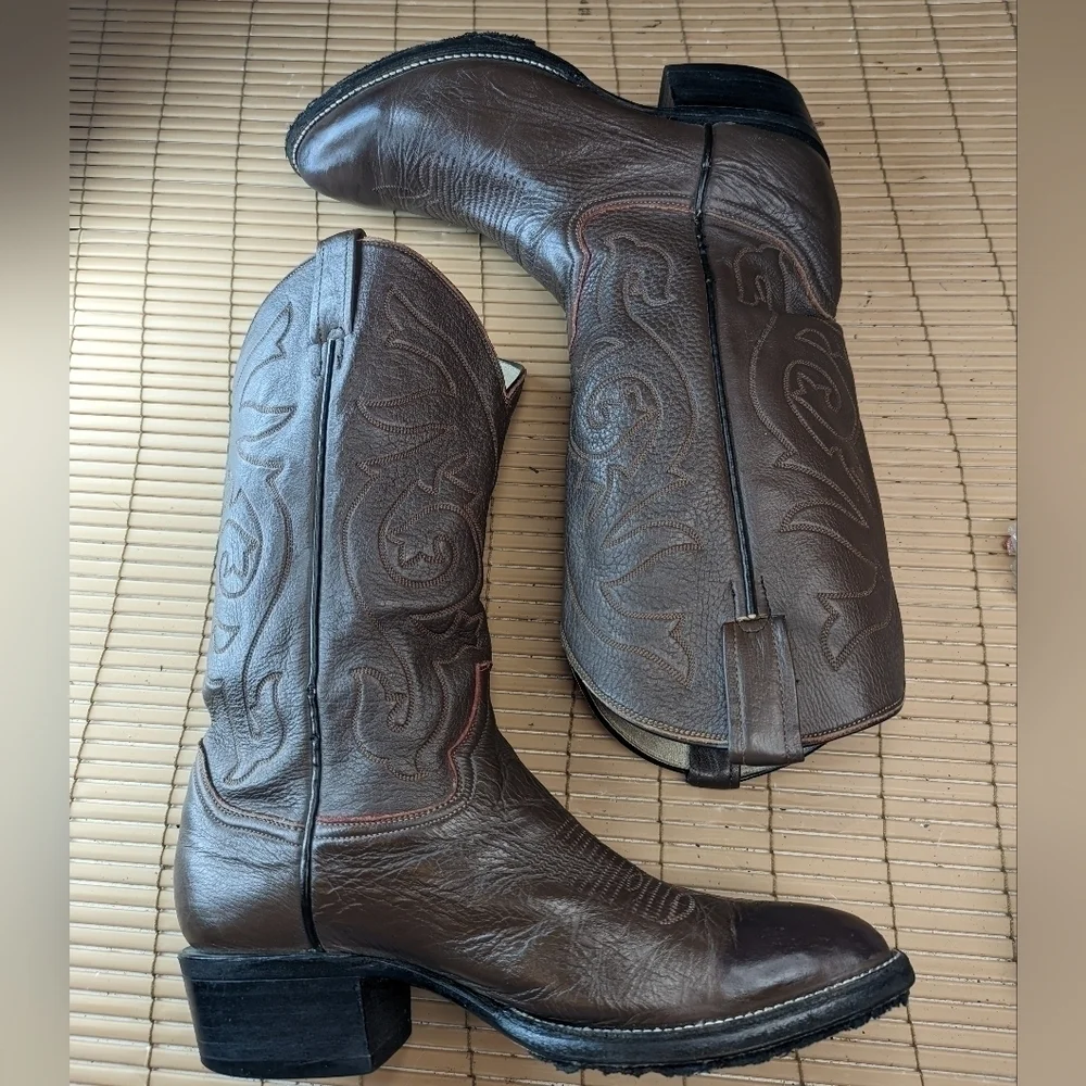 Cowtown Boots men's sz 9.5D brown leather round toe Western Cowboy boots. Made i